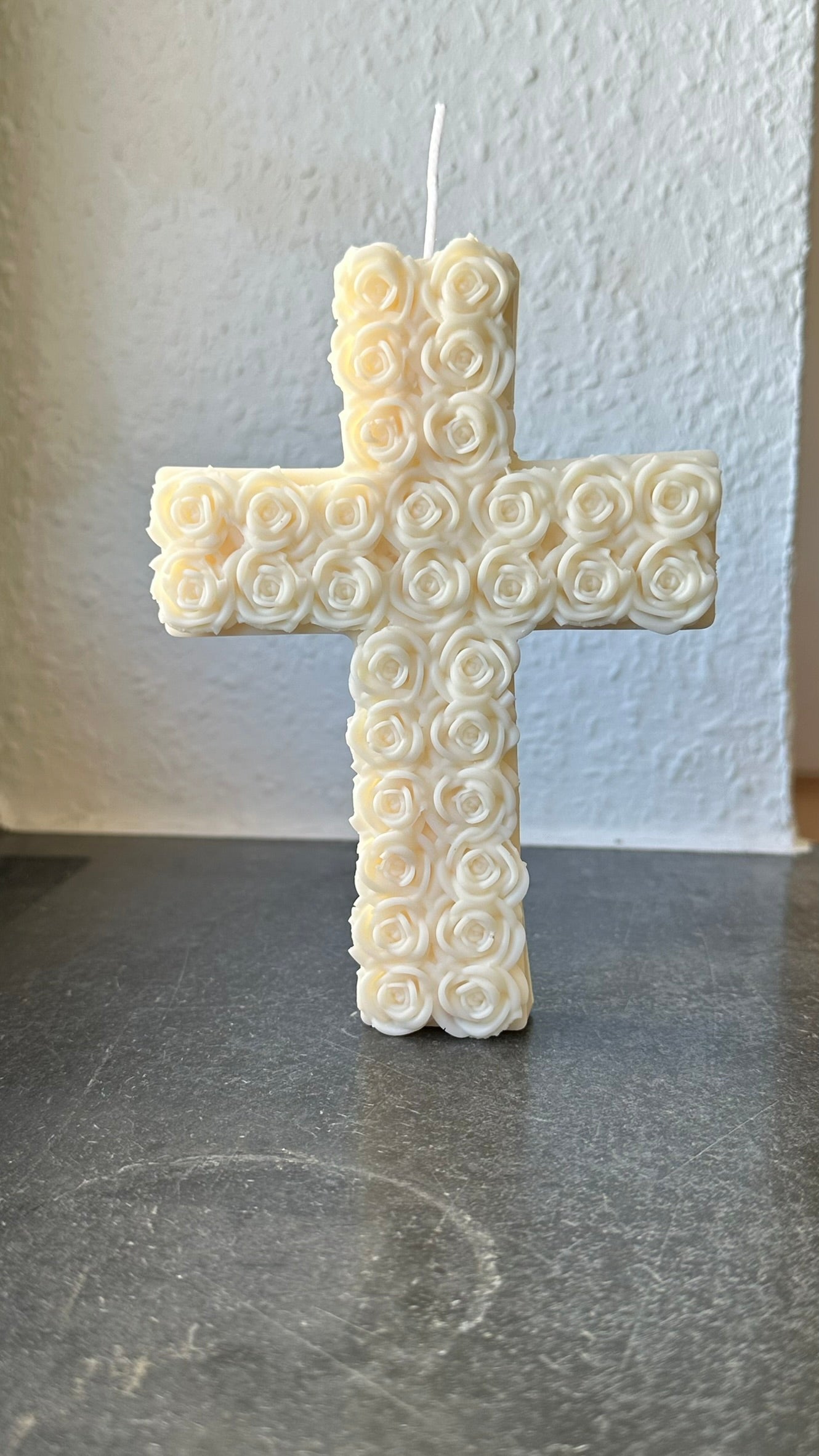Kreuzkerze mit Rosen