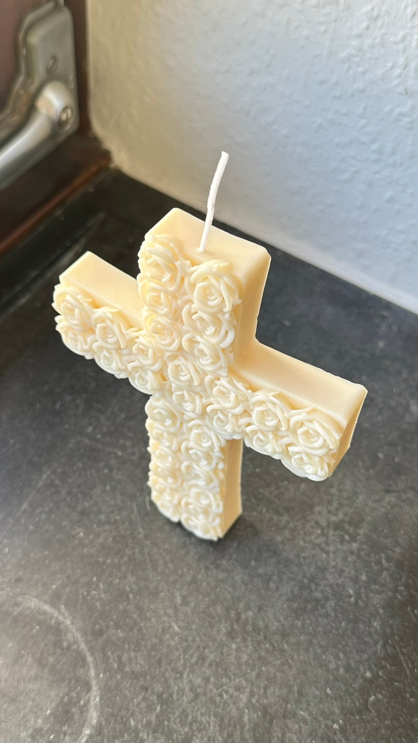 Kreuzkerze mit Rosen