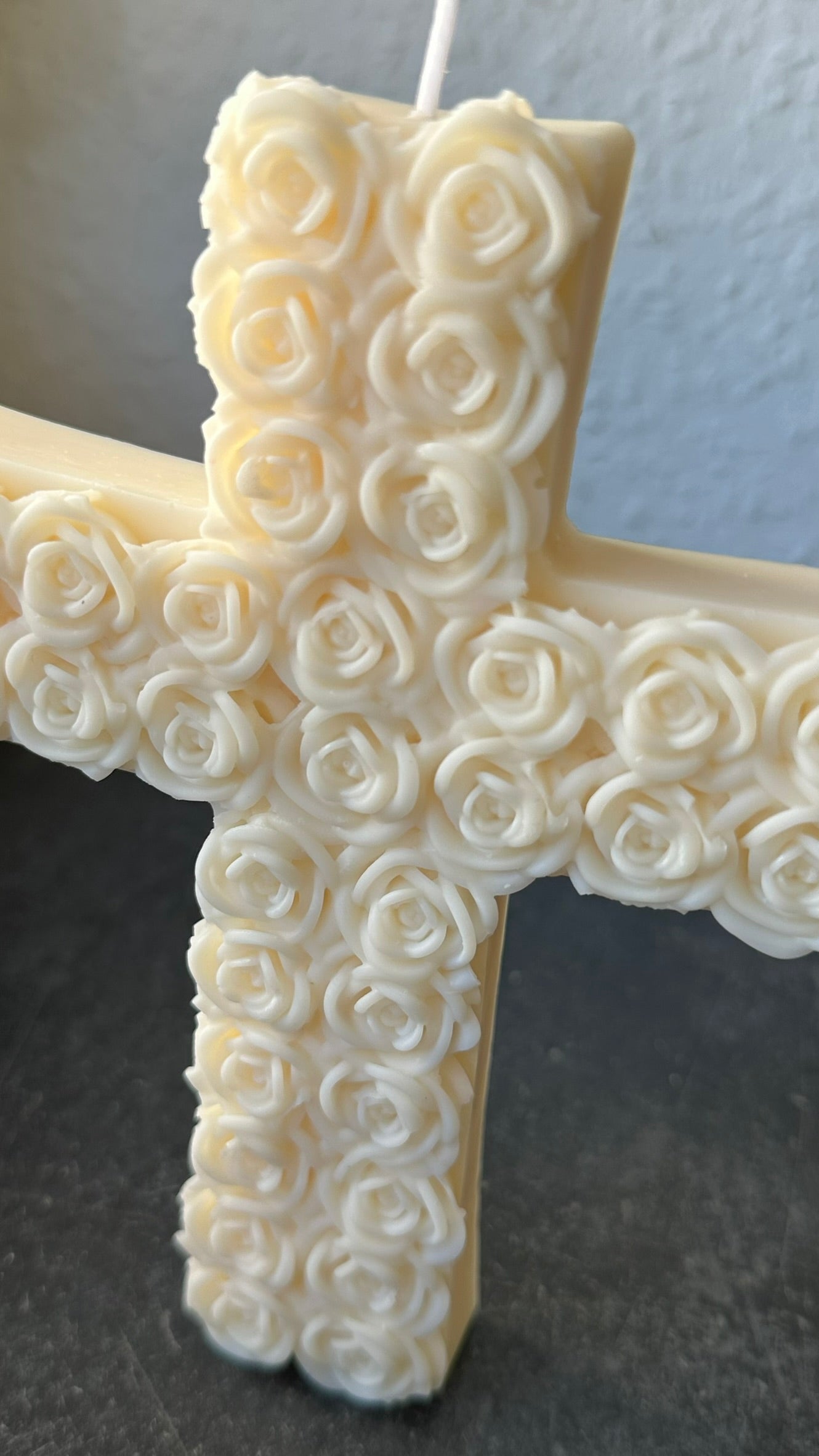 Kreuzkerze mit Rosen