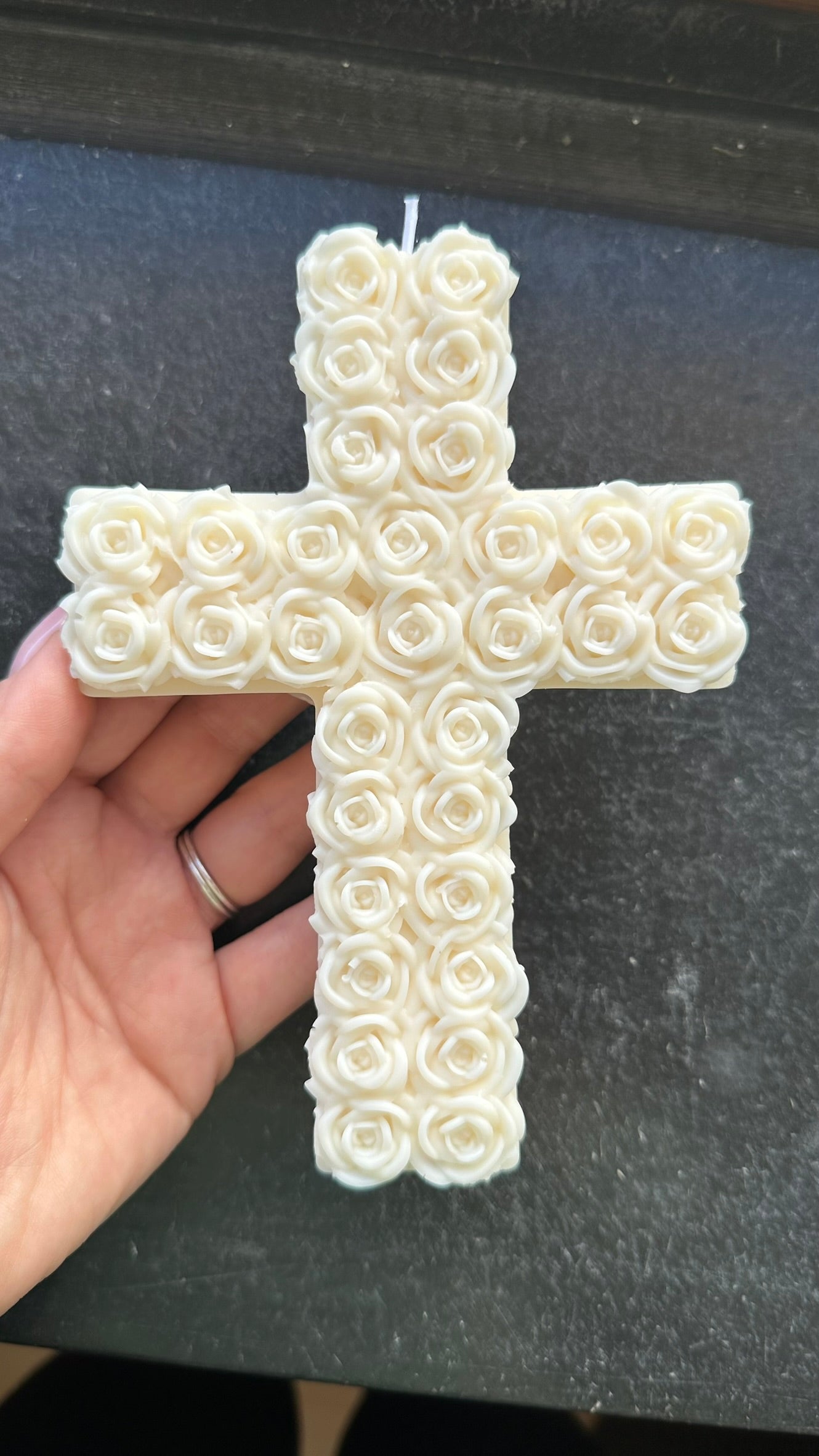 Kreuzkerze mit Rosen